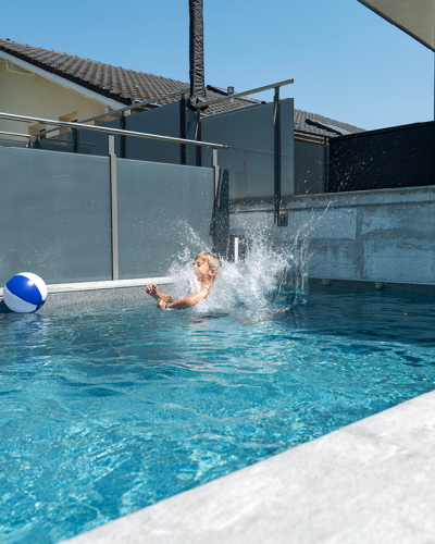 Dierikon: Betonpool mit Folienauskleidung / Alkorplan TOUCH Prestige