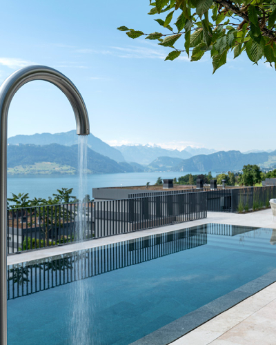 Meggen: Beton-Überlaufpool mit Natursteinauskleidung