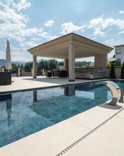Zentralschweiz: Beton-Skimmerpool mit Folienauskleidung / Alkorplan TOUCH Elegance