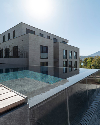 Luzern: Beton-Infinitypool mit Folienauskleidung TOUCH Elegance / Abdeckung PC-solar / Massaganlage UWE Libra